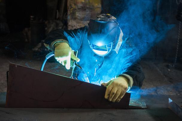 worker welding metal - Foto, Imagen