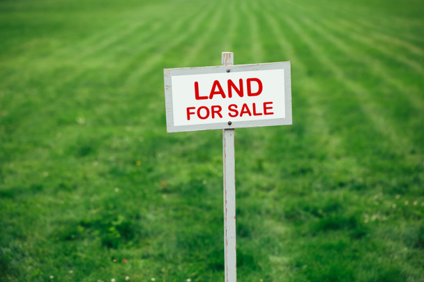 Grundstücke zum Verkauf Schild gegen Rasenschnitt Hintergrund - Foto, Bild