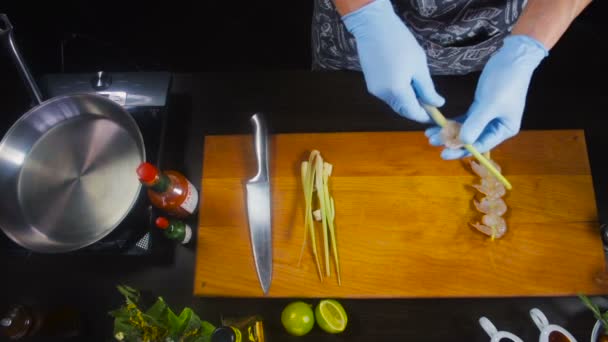 Γαρίδες σουβλάκι επικεφαλής στο κρεμμύδι - Πλάνα, βίντεο