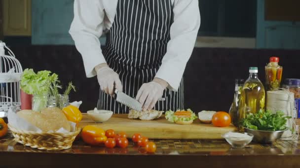Ο σεφ κόβει το κοτόπουλο για ένα σάντουιτς - Πλάνα, βίντεο