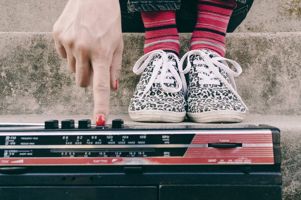 Хип-хоп женщина с магнитофоном наслаждается музыкой
 - Фото, изображение