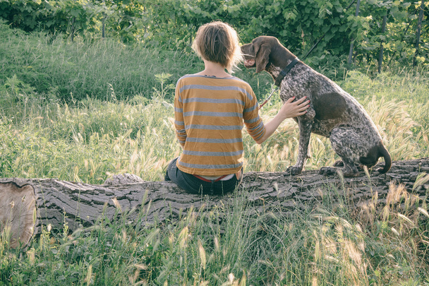 Açık havada yalan onun güzel köpek kadınla - Fotoğraf, Görsel