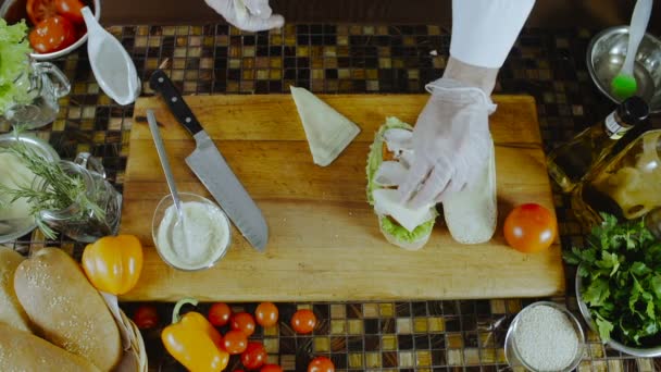 Chef añade queso al sándwich
 - Metraje, vídeo