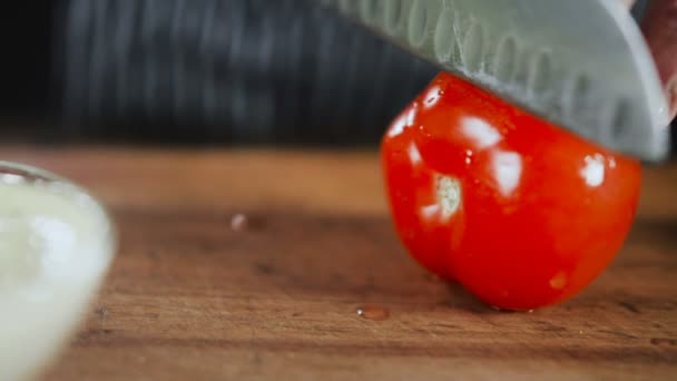Μαχαίρι περικοπές ντομάτα σε ξύλινη σανίδα - Πλάνα, βίντεο