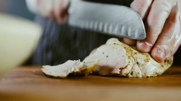 Le chef coupe le poulet par couteau
 - Séquence, vidéo