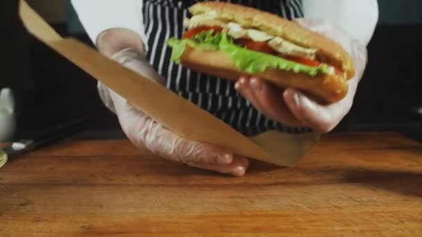 Αρχηγός στροφές στο μεγάλο σάντουιτς περιτύλιγμα - Πλάνα, βίντεο