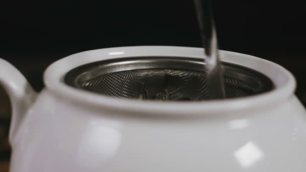 Ajouter de l'eau bouillante dans la bouilloire
 - Séquence, vidéo