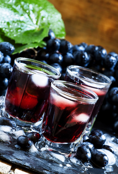 Cold dark grape juice with ice - Фото, зображення