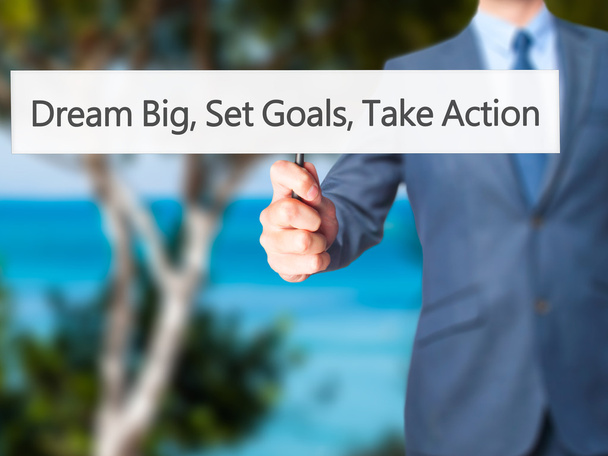 Rêve Big Set Objectifs passer à l'action - Businessman main tenant signe
 - Photo, image