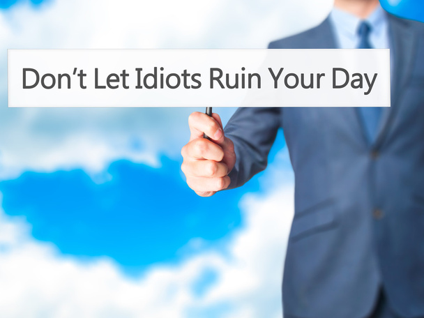 Nenechte se idioti zničit váš den - podnikatel ruka drží znak - Fotografie, Obrázek