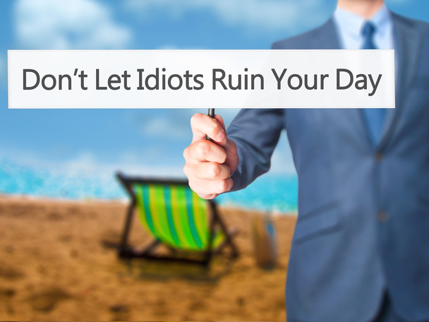 Μην αφήνετε ηλίθιοι καταστρέψει την ημέρα σας - επιχειρηματίας χέρι κρατάει πινακίδα - Φωτογραφία, εικόνα