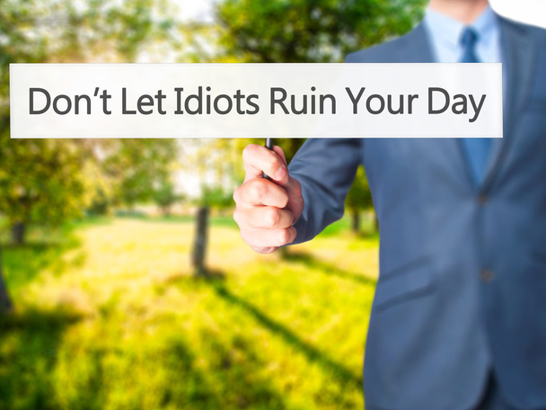 Ne laissez pas les idiots gâcher votre journée - Businessman main tenant signe
 - Photo, image