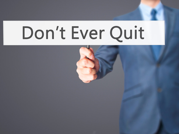 Don 't Ever Quit - Empresario mano sosteniendo el cartel
 - Foto, imagen