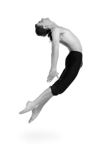 farbloses Porträt junger und stilvoller moderner Balletttänzer beim Springen - Foto, Bild