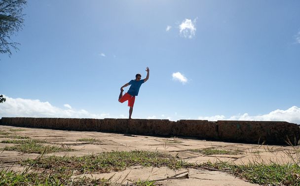 L'uomo fa ballerina posa sulla parete rocciosa
 - Foto, immagini