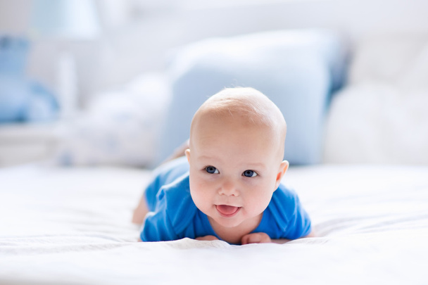 Vauva poika valkoinen aurinkoinen makuuhuone
 - Valokuva, kuva