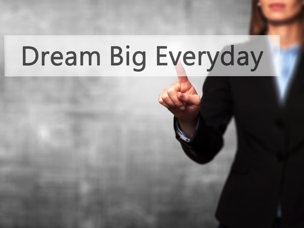 Όνειρα Big καθημερινή-επιχειρηματίας χέρι που πιέζει το κουμπί για την αφή - Φωτογραφία, εικόνα