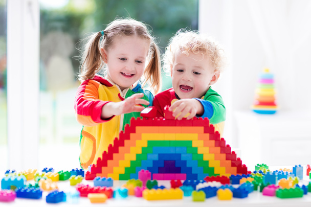 Enfants jouant avec des blocs colorés
 - Photo, image