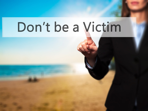 Non essere una vittima - Businesswoman mano premendo il pulsante sul tocco
  - Foto, immagini