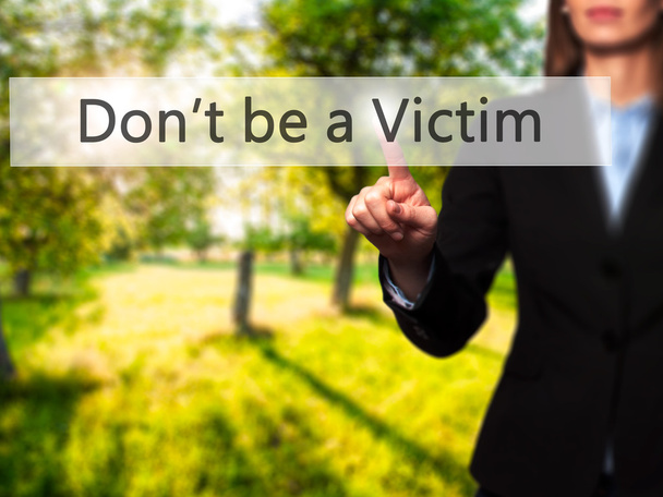 Wees niet een slachtoffer-zakenvrouw handdrukken knop op aanraking  - Foto, afbeelding