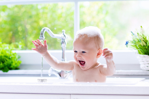 Pequeño bebé tomando baño
 - Foto, Imagen