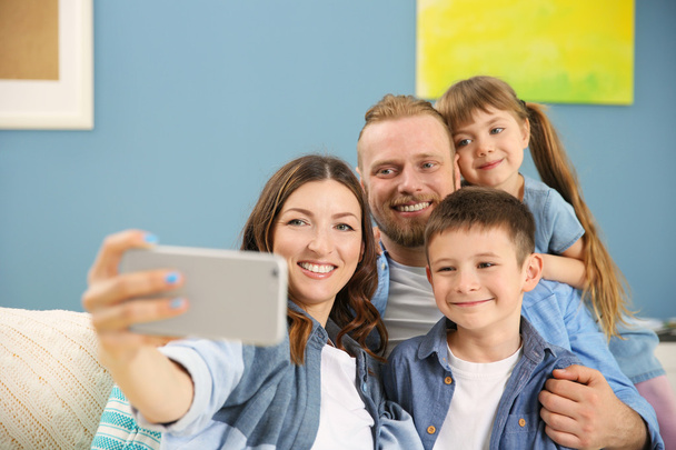 família tomando selfie
  - Foto, Imagem