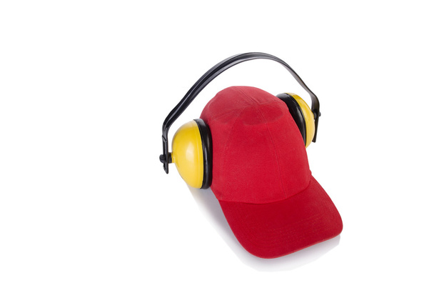 Κόκκινο μπέιζ-μπώλ ΚΑΠ με θορύβου ακουστικά απομονωμένα σε λευκό - Φωτογραφία, εικόνα