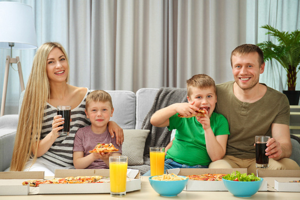Happy family eating pizza - Foto, Imagen