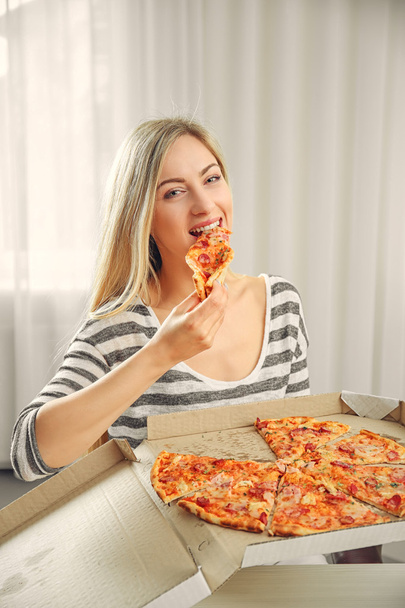 Beautiful woman eating pizza - Zdjęcie, obraz