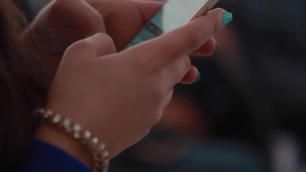 a menina escreve a mensagem no smartphone
 - Filmagem, Vídeo