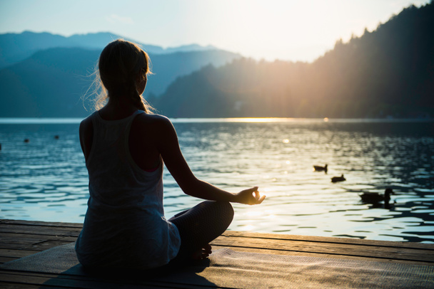 göl kıyısında meditasyon kadın - Fotoğraf, Görsel
