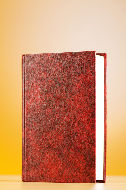 Conceito de educação com livros de capa vermelha
 - Foto, Imagem
