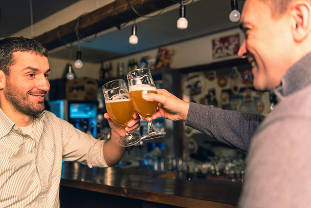 Kollegen trinken nach Feierabend Bier - Foto, Bild