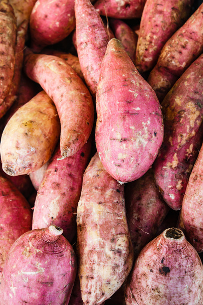 rohe Süßkartoffeln, Süßkartoffeln auf dem Markt. - Foto, Bild
