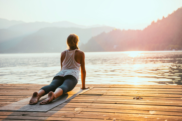 nő, jóga, a tó partján  - Fotó, kép