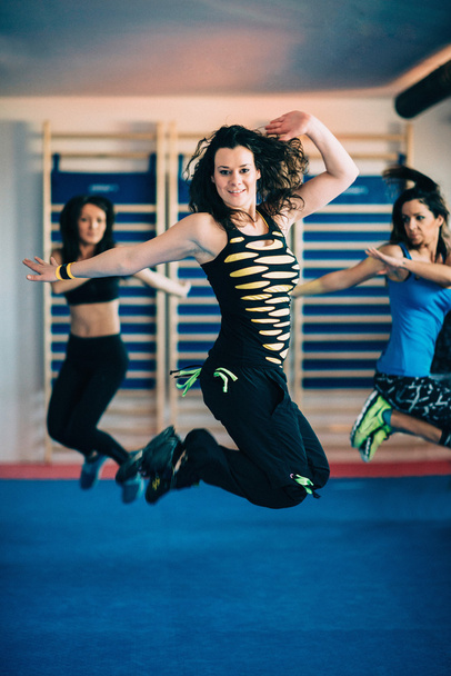 vrouwen springen op Zumba fitness klasse - Foto, afbeelding