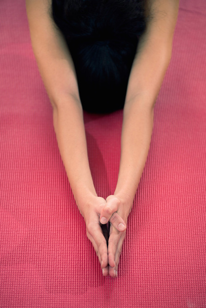 Demi détail de posture de yoga tortue
 - Photo, image