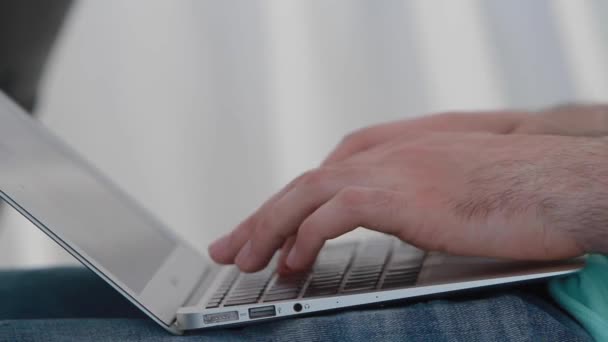 hand typing on laptop keyboard - Filmagem, Vídeo
