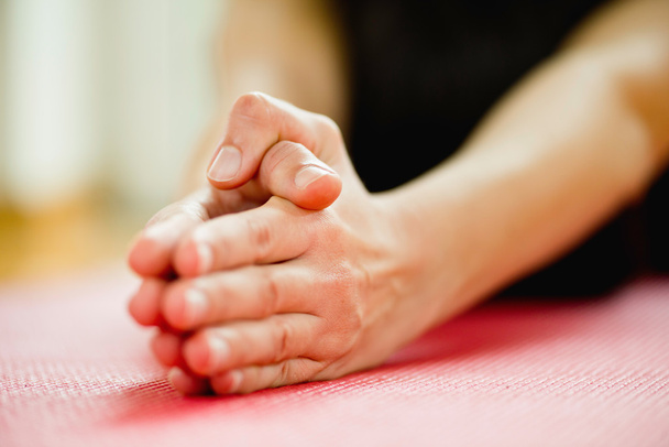 mains pratiquant le Yoga
  - Photo, image