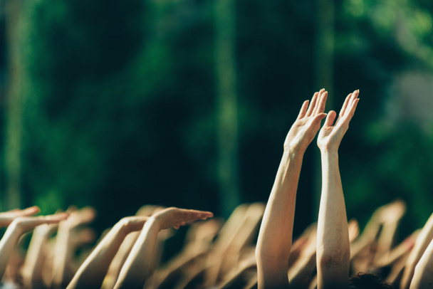  люди поднимают руки в течение дня Йога
  - Фото, изображение