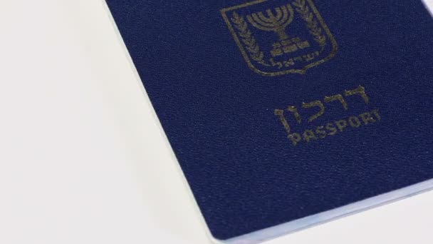 Drehbarer israelischer Pass auf weißem Hintergrund - Filmmaterial, Video
