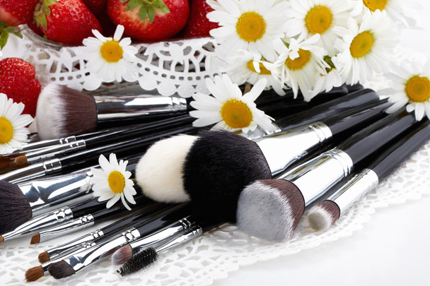 Set van make up borstels met aardbeien en bloemen - Foto, afbeelding