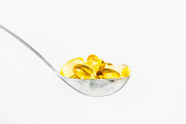 Κίτρινο βιταμίνη Ε ΜΑΛΑΚΕΣ ΚΑΨΟΥΛΕΣ - Φωτογραφία, εικόνα