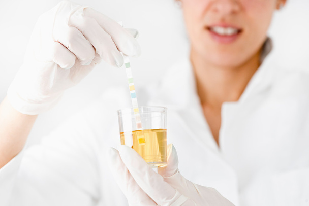 Mediziner testen Urinprobe - Foto, Bild