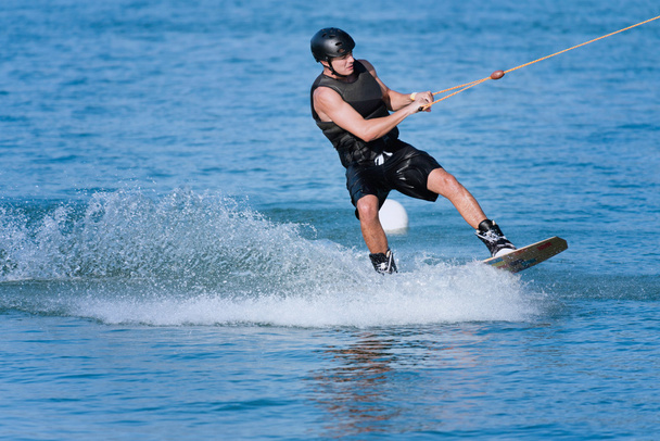hombre montando wakeboard a alta velocidad
 - Foto, Imagen