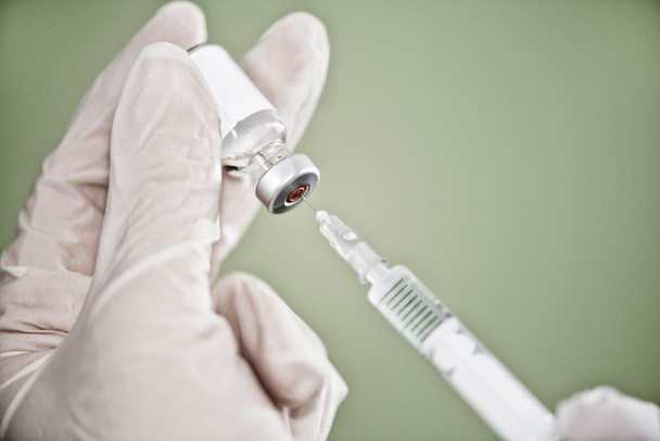 Füllspritze aus Impfflasche - Foto, Bild