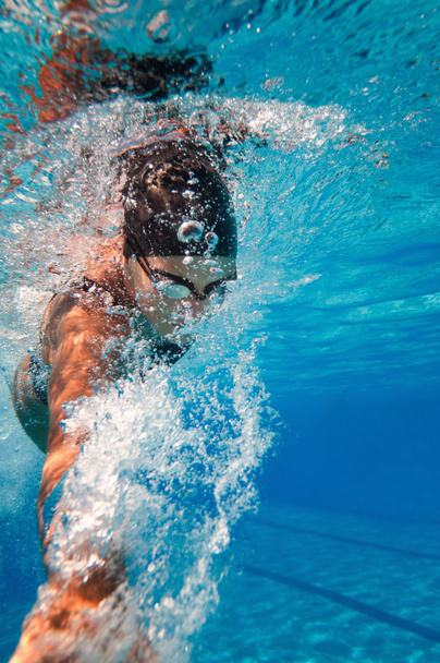 αθλητής κολύμπι στην πισίνα - Φωτογραφία, εικόνα