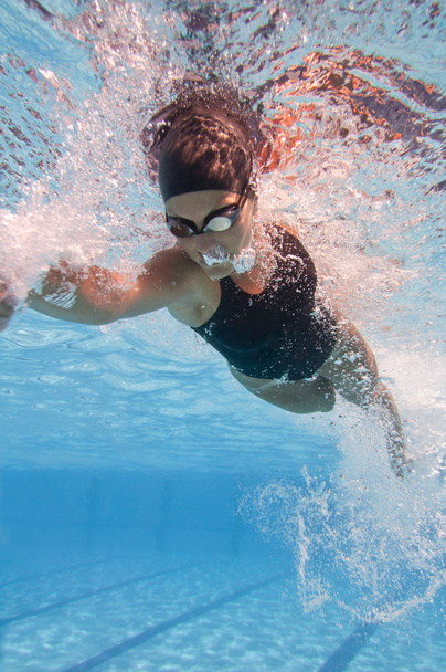 Sportler schwimmt im Schwimmbad - Foto, Bild