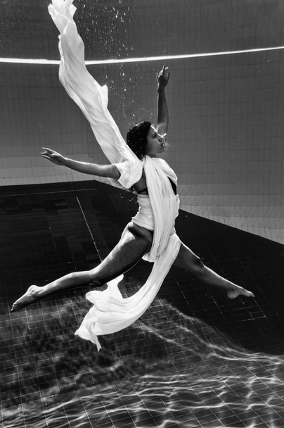 Onderwater vrouwelijke balletdanseres - Foto, afbeelding