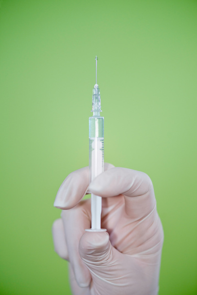 hand van de arts met vaccin in de injectiespuit - Foto, afbeelding